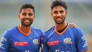IPL 2025: സൂര്യയെ പുറത്താക്കാന്‍ ഇത്ര സിംപിളോ? തിലകിന്റെ ബോളില്‍ ഔട്ട്!! വീഡിയോ വൈറല്‍