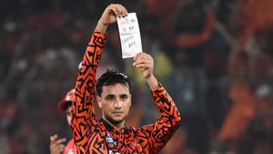 IPL 2025: സെഞ്ച്വറിക്ക് നന്ദി യുവിയോടല്ല! പേപ്പര്‍ ഉയര്‍ത്തിക്കാട്ടി അഭിഷേക്; ആഘോഷം വൈറല്‍