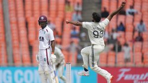 IND vs WI: ഇംഗ്ലണ്ടില്‍ ഹൗസ്ഫുള്‍, ഇന്ത്യയില്‍ ആളില്ലാ സ്റ്റേഡിയം!! കാരണം ആ 2 പേരോ?