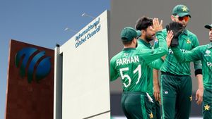 T20 WC 2026: ഇന്ത്യക്കെതിരെ കളിക്കാൻ നിബന്ധനകളുമായി പാകിസ്ഥാൻ; താരങ്ങൾക്ക് കൈകൊടുക്കണം, കൂടുതൽ ഫണ്ടും വേണം!