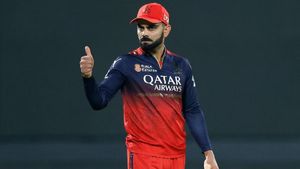IPL 2026: ഇതാര് അലൻ ഡൊണാൾഡോ..! ആർസിബി ബാറ്ററുടെ കൃത്യതയാർന്ന ബൗളിങ് കണ്ട് കണ്ണുതള്ളി കോഹ്‍ലി