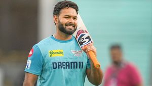 സഞ്ജുവും ഇഷാനും കിടു, പക്ഷെ അവനെപ്പോലെ കളിക്കൂ, പന്തിന് ഇന്ത്യന്‍ ടീമിലെത്താം!!