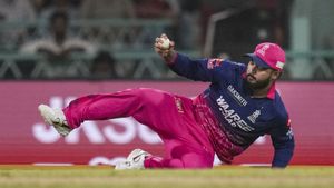 IPL 2026: എട്ട് സീസണുകൾ നിങ്ങൾ പിന്തുണച്ചു, എന്നിട്ടും എന്ത് ​ഗുണം? റിയാൻ പരാഗിനെ വറുത്തെടുത്ത് ഷോൺ പൊള്ളോക്ക്