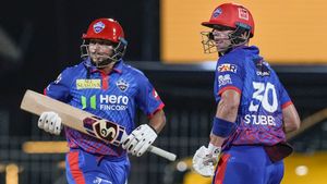 IPL 2026: ഹാർദിക്കിന് ആവാം, സ്റ്റബ്സിന് പാടില്ലേ? ഐപിഎല്ലിൽ അമ്പയർമാരുടെ ഇരട്ടത്താപ്പ്; നിയമം ആർക്കുവേണ്ടി?