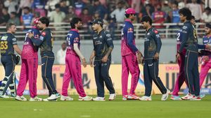 IPL 2026: ആർസിബിയോ അതോ ഗുജറാത്തോ? അശ്വിൻ മുതൽ എബിഡി വരെ, വിദ​ഗ്ദർ പ്രചവനങ്ങൾ നടത്തി കഴിഞ്ഞു!