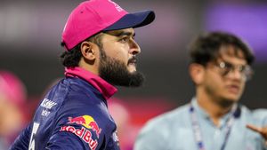 IPL 2026: നായകൻ തന്നെ കളി മറന്നാൽ കോച്ച് എന്ത് ചെയ്യും? റിയാൻ പരാഗിന് നേരെ ആക്രോശിച്ച് സംഗക്കാര, കാരണമിതാ..