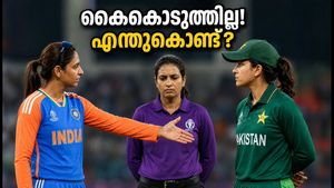 കൈകൊടുത്തില്ല! ഇന്ത്യ-പാക് വനിതാ ഏഷ്യാ കപ്പിൽ വീണ്ടും വിവാദം, എന്താണ് സംഭവിച്ചത്?
