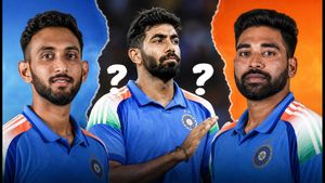 സിറാജിനൊപ്പം പന്തെറിയാൻ ആര്? തിരുവനന്തപുരത്ത് ഇന്ത്യയുടെ തുറുപ്പുചീട്ട് ആഖിബ് നബിയോ പ്രസിദ്ധ് കൃഷ്ണയോ?