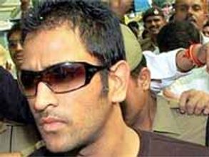 వీరూ ధోనీలతో జాన్సన్ గిల్లికజ్జాలు