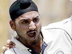 టాస్ గెలిచి బ్యాటింగ్ ఎంచుకున్న ధోనీ