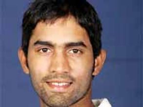 గాయపడిన ధోనీ: కార్తిక్ కు పిలువు