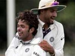 కుప్పకూలిన శ్రీలంక : స్కోర్ 229