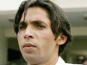 ఆసిఫ్ బెదిరిస్తున్నాడు: మాజీ ప్రేయసి