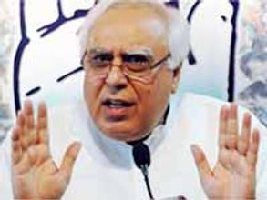 కపిల్ సిబాల్ ఫోన్: డాక్టరేట్ కు విశ్వనాథన్ ఆనంద్ తిరస్కారం