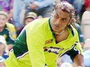 బంతిని ట్యాంపర్ చేస్తూ కెమెరాకు చెక్కిన షోయబ్ అక్తర్