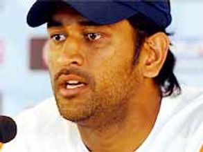 గౌతం గంభీర్ కు కెప్టెన్ మహేంద్ర సింగ్ ధోనీ బాసట