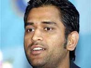 ప్రవీణ్ కుమార్‌ను మిస్సవుతున్నాం: మహేంద్ర సింగ్ ధోనీ
