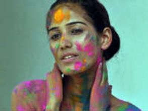 పారిస్ రండి, దుస్తులిప్పేసి చూపిస్తానంటున్న పూనమ్ పాండే