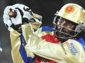 క్రిస్ గేల్ పరుగుల సునామీ: తలవంచిన ధోనీ సోనీ, తప్పన ఓటమి