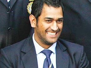 డీమోంట్‌ఫోర్ట్ విశ్వవిద్యాలయం నుండి ధోనికి డాక్టరేట్...