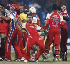 గోల్డెన్ ‘సిక్స్’తో బెంగూళూరు సెమీస్ బెర్త్ ఖాయం!!