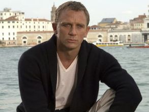 జేమ్స్ బాండ్‌కు బ్రటిష్ రాణి ఎలిజబెత్ నుండి ఆహ్వానం