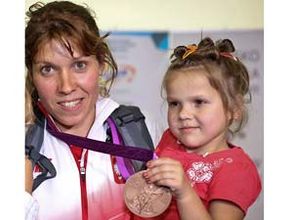 చిన్నారి వైద్యం కోసం ఒలింపిక్ కాంస్య పతకం త్యాగం