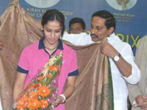 సైనానెహ్వాల్‌కు రూ.50 లక్షల చెక్ ఇచ్చిన కిరణ్ రెడ్డి