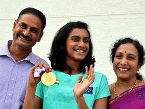 పిక్చర్స్: హైదరాబాద్‌లో కోచ్, పేరెంట్స్‌తో సింధు