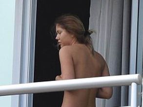 షాకింగ్ ఫోటో: 'ఫైవ్ స్టార్' బాల్కనీలో నగ్నంగా యువతి