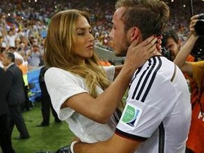 అతని వెనుక: గర్ల్‌ఫ్రెండ్‌కు అక్కడే గోట్జే ముద్దు(పిక్చర్స్)