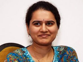 13న కోనేరు హంపీ పెళ్లి: చంద్రబాబుకు శుభలేఖ