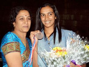 సింధుకి ఘన సన్మానం, సైనాపై స్పందించిన గోపించంద్