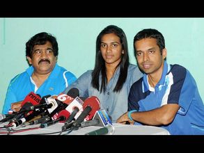 సింధు ఇలా: సైనాపై గోపీచంద్ నో కామెంట్(పిక్చర్స్)