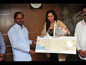 సానియాకు కెసిఆర్ చెక్కు, ఆశీస్సులు (పిక్చర్స్)