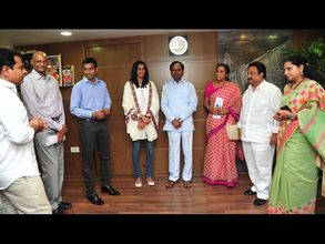 కెసిఆర్‌తో గోపి, సింధు: కెటిఆర్, కవిత తోడు (పిక్చర్స్)