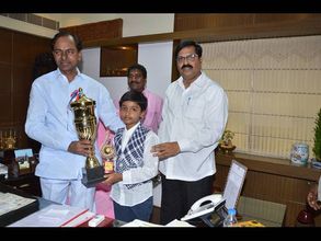 చిచ్చరపిడుగు ప్రణీత్‌కు ముద్దుపెట్టిన కెసిఆర్(పిక్చర్స్)