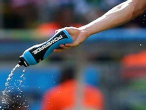 తలకెక్కిన పైత్యం: గోల్‌కీపర్‌కు మూత్రం తాగించిన ఫ్యాన్స్