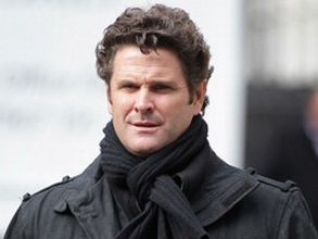 ఫిక్సింగ్ ఎఫెక్ట్: బస్ షెల్టర్లు క్లీన్ చేస్తున్న మాజీ క్రికెటర్