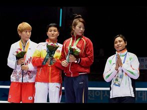 ఏడ్చి.. కాంస్యం వద్దన్న బాక్సర్ సరితాదేవి (పిక్చర్స్)