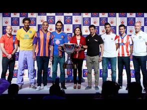 ఐఎస్ఎల్ ట్రోఫీని ఆవిష్కరించిన నీతా అంబానీ (ఫోటో)