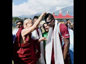 ధోనికి దలైలామా షేక్ హ్యాండ్, ఆశీస్సులు (ఫోటోలు)