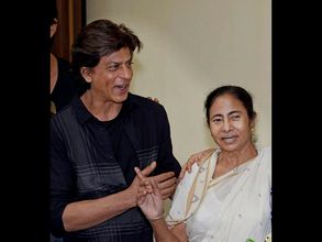 దీదీ ఆశీర్వాదం, క్లిక్ మనిపించిన షారుఖ్ (ఫోటోలు)