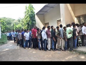 యువతులకి టిక్కెట్ దొరికింది, క్యూలో రావాలి(పిక్చర్స్)