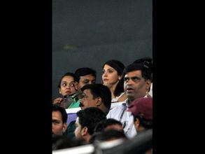 కోహ్లీ ఫ్లయింగ్ కిస్, అనుష్క శర్మ హంగామా (పిక్చర్స్)