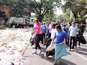 ఎల్బీ స్టేడియంలో చెత్త ఊడ్చేసిన గుత్తా జ్వాలా(ఫోటోలు)