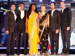 స్టెప్పులేశారు: చీరకట్టిన వీనస్ విలియమ్స్ (ఫోటో)