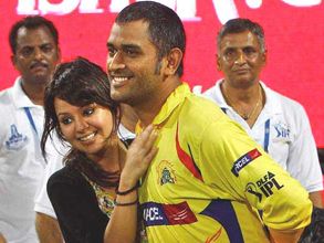 తండ్రి అయిన ధోనీ: ఆడపిల్లకు జన్మనిచ్చిన భార్య సాక్షి