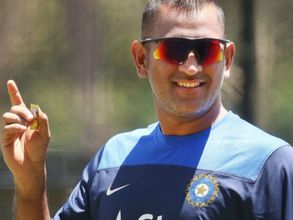 ధోనీ మోచేతికి గాయం: అంబటి రాయుడు కీపింగ్?