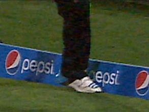 ప్రపంచకప్: జింబాబ్వేకు అన్యాయం, క్యాచ్ పట్టి లైన్ తాకినా సిక్స్ కాలేదు!